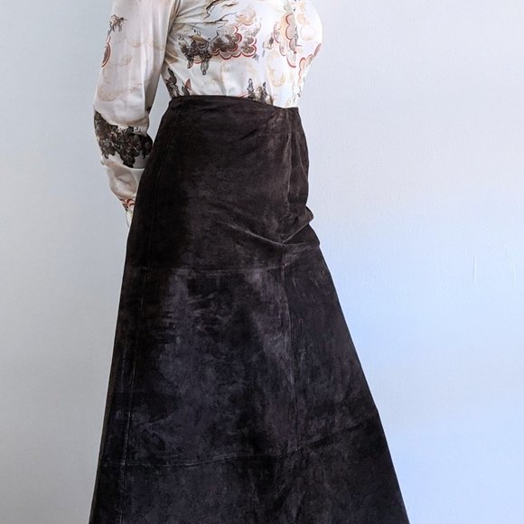 1990’s Minimalist Chocolate Suede Midi Skirt - Picture 3 of 8